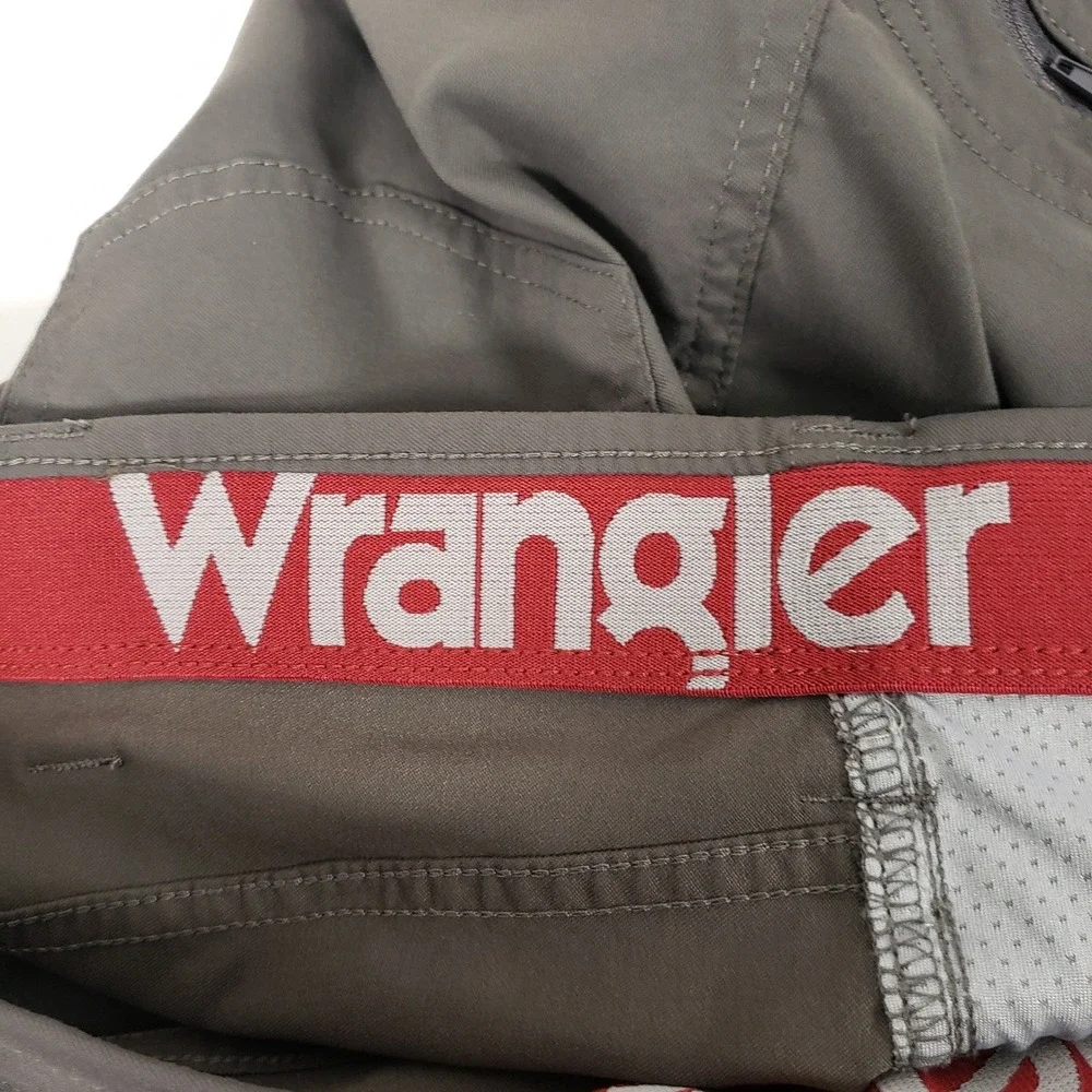 Wrangler ATG Mens 42 Gray Utility‎ Cargo Shorts Hiking Outdoors Comfort